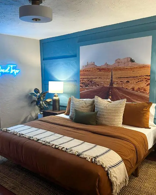 The Trovatore Motel, Route 66