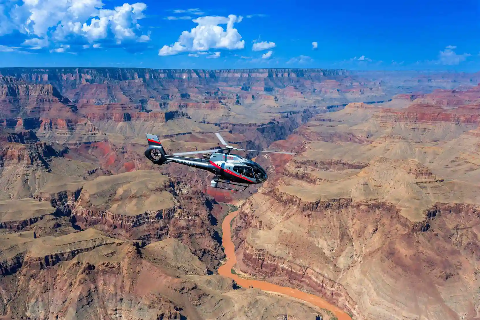 Helicóptero sobrevolando el Parque Nacional del Gran Cañón