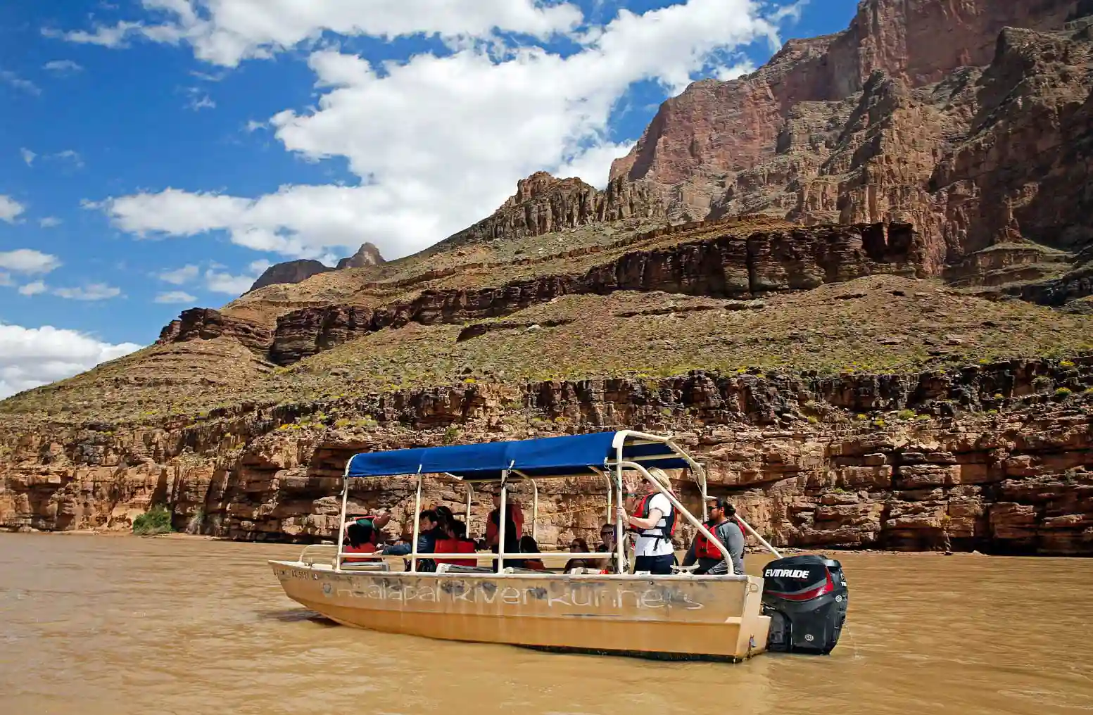 Paseo en barco por el río Colorado